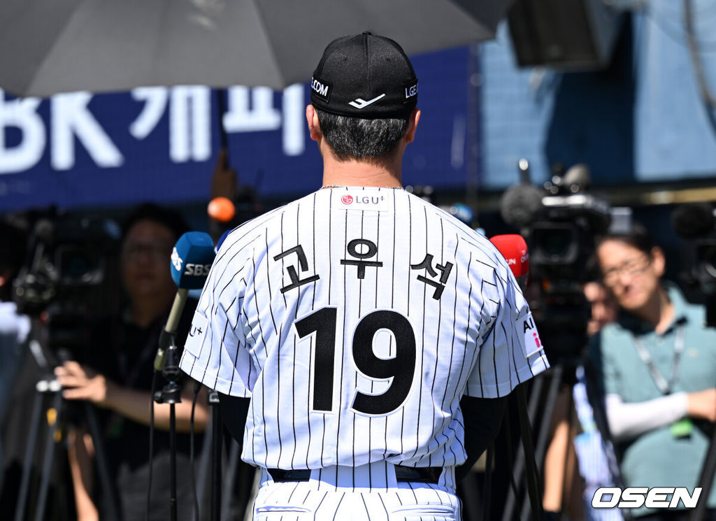 3일 서울 잠실야구장에서 KBO리그 두산 베어스와 LG 트윈스의 경기가 열렸다.두산은 곽빈, LG는 박시원을 선발로 내세웠다.LG로 복귀한 고우석이 포토타임을 가지고 있다. 2026.09.03 /sunday@osen.co.kr
