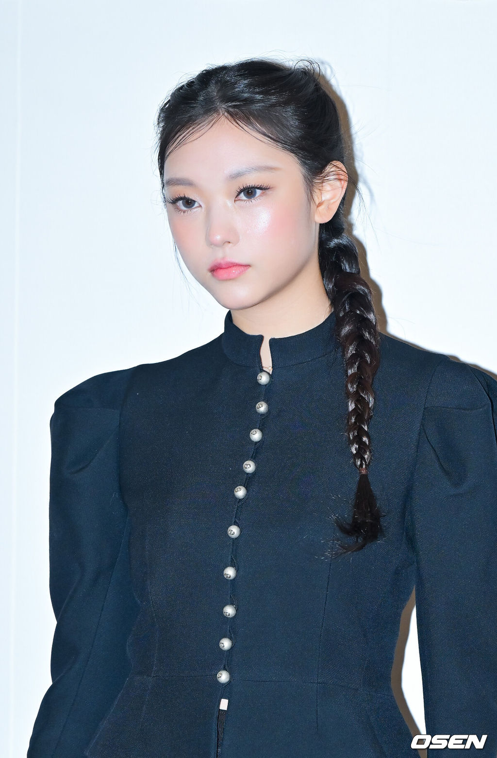 6일 오후 서울 잠실롯데월타워 아트리움 광장에서 크리스챤 디올 뷰티 홀리데이 팝업 이벤트 행사가 진행됐다.이날 행사에는 배우 한소희와 뉴진스 해린, 김연아, 남주혁이 참석했다.뉴진스 해린이 포즈를 취하고 있다.  2024.12.06 / soul1014@osen.co.kr