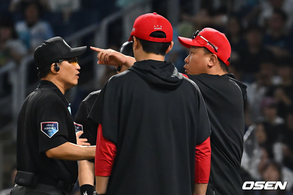 2일 창원NC파크에서 2026 신한 SOL KBO 리그 NC 다이노스와 KIA 타이거즈의 경기가 열렸다. 홈팀 NC는 토다가, 방문팀 KIA는 시라카와가 선발 출전했다. KIA 타이거즈 이범호 감독이 7회초 심판들에게 어필하고 있다. 2026.09.02 / foto0307@osen.co.kr