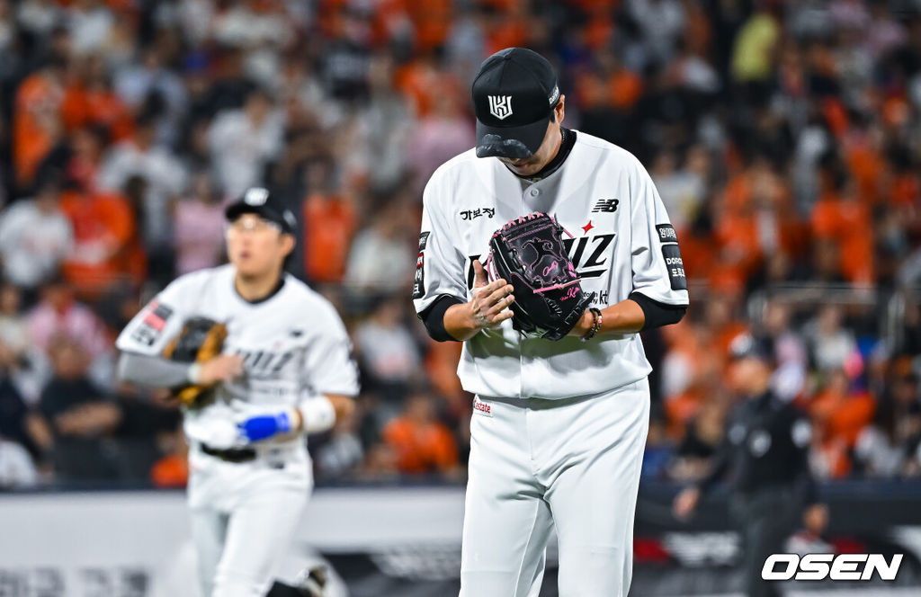 2일 오후 수원KT위즈 파크에서 2026 신한 SOL KBO리그 KT 위즈와 한화 이글스의 경기가 진행됐다.이날 KT는 소형준을, 한화는 류현진을 선발투수로 내세웠다.6회초 한화 공격 막은 KT 우규민 투수가 마운드를 내려가고 있다.       2026.09.02 / soul1014@osen.co.kr