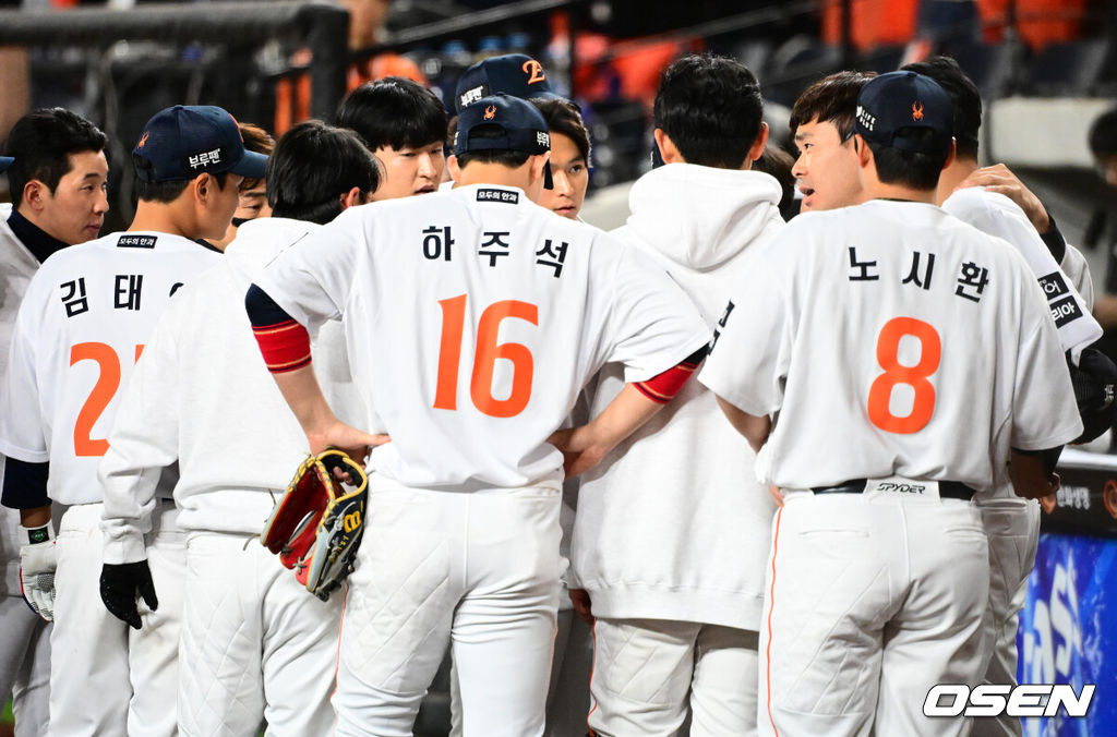 24일 오후 대전 한화생명볼파크에서 2025 신한 SOL Bank KBO리그 포스트시즌 플레이오프 5차전 한화 이글스와 삼성 라이온즈의 경기가 열렸다.한화는 코디 폰세, 삼성은 최원태를 선발 투수로 내세웠다.2회초 수비를 마치고 한화 이재원이 미팅을 소집, 선수들과 이야기를 나누고 있다. 2025.10.24 /jpnews@osen.co.kr