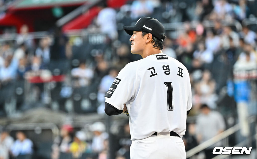 3일 오후 수원KT위즈 파크에서 2026 신한 SOL KBO리그 KT 위즈와 한화 이글스의 경기가 진행됐다.이날 KT는 고영표를, 한화는 왕옌청을 선발투수로 내세웠다.1회초 4타자 연속 안타 허용한 KT 선발투수 고영표가 아쉬워하고 있다.     2026.09.03 / soul1014@osen.co.kr