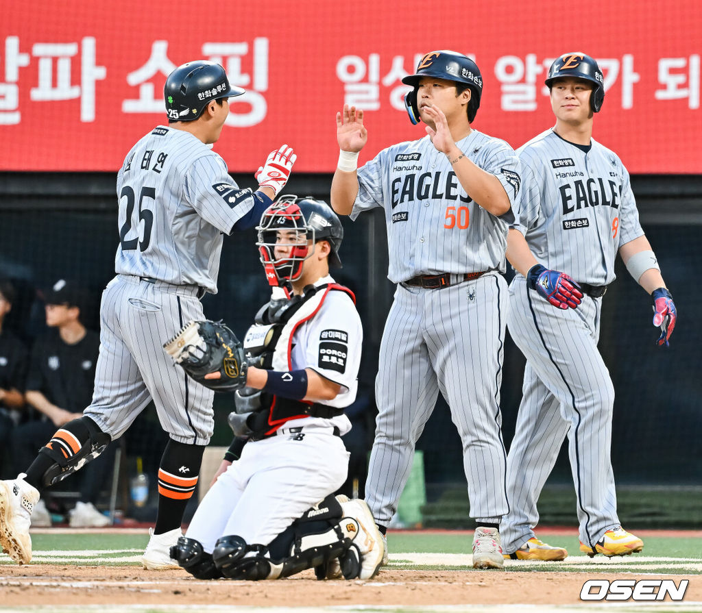 3일 오후 수원KT위즈 파크에서 2026 신한 SOL KBO리그 KT 위즈와 한화 이글스의 경기가 진행됐다.이날 KT는 고영표를, 한화는 왕옌청을 선발투수로 내세웠다.1회초 1사 1,2루 한화 김태연이 3점 홈런을 날리고 주자 강백호, 노시환과 하이파이브를 하고 있다.     2026.09.03 / soul1014@osen.co.kr