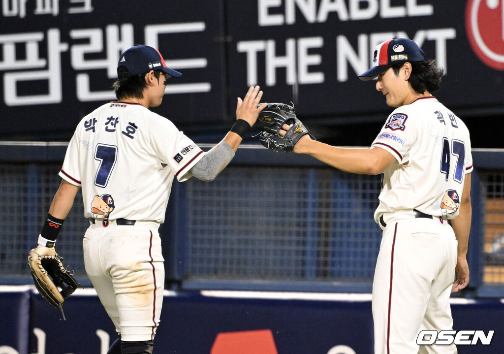 3일 서울 잠실야구장에서 KBO리그 두산 베어스와 LG 트윈스의 경기가 열렸다.두산은 곽빈, LG는 박시원을 선발로 내세웠다.7회초 수비를 마친 두산 곽빈이 박찬호와 하이파이브를 나누고 있다. 2026.09.03 /sunday@osen.co.kr