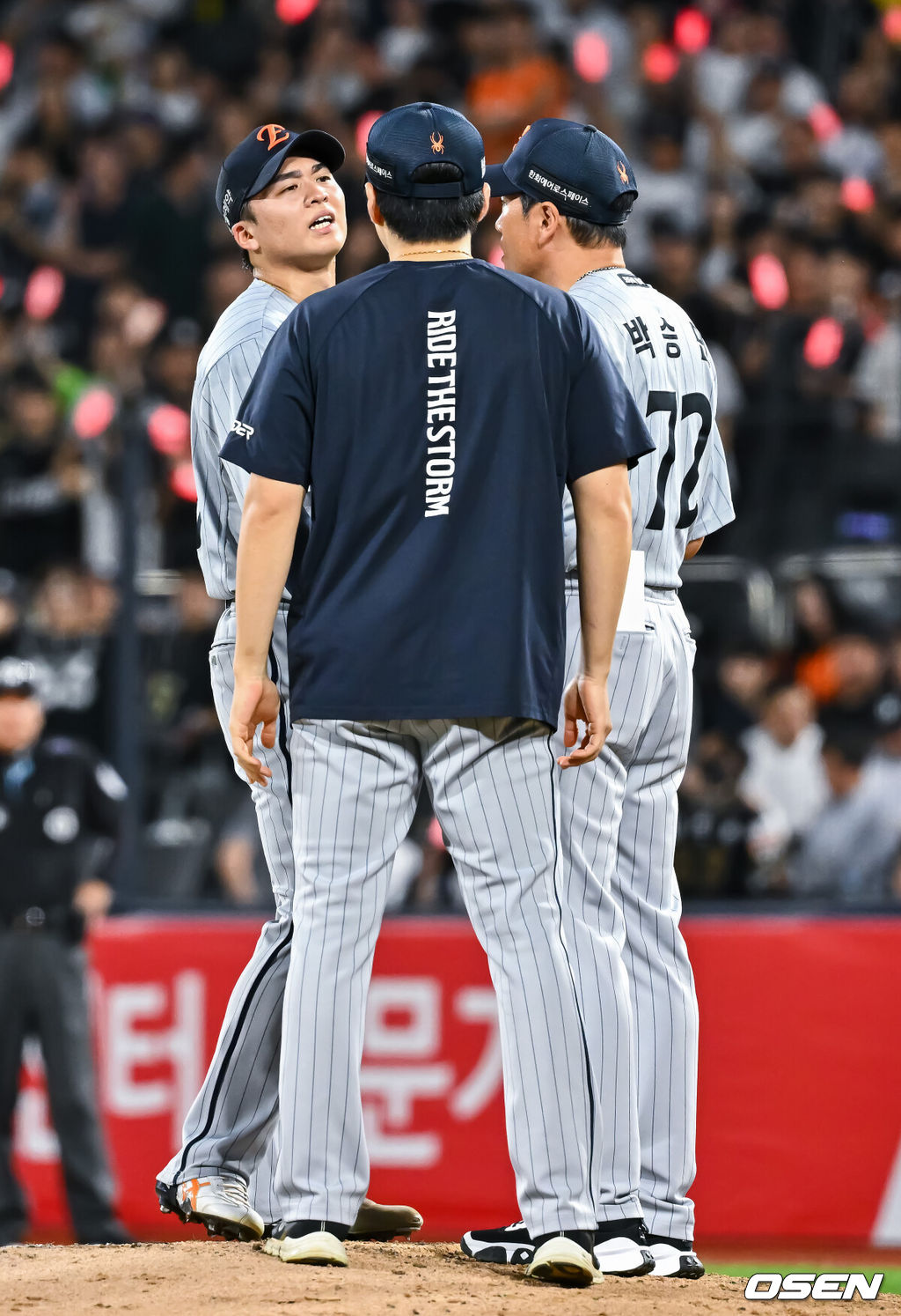 3일 오후 수원KT위즈 파크에서 2026 신한 SOL KBO리그 KT 위즈와 한화 이글스의 경기가 진행됐다.이날 KT는 고영표를, 한화는 왕옌청을 선발투수로 내세웠다.4회말 1사 만루 한화 선발투수 왕옌청이 박승민 코치의 방문에 아쉬워하고 있다.    2026.09.03 / soul1014@osen.co.kr
