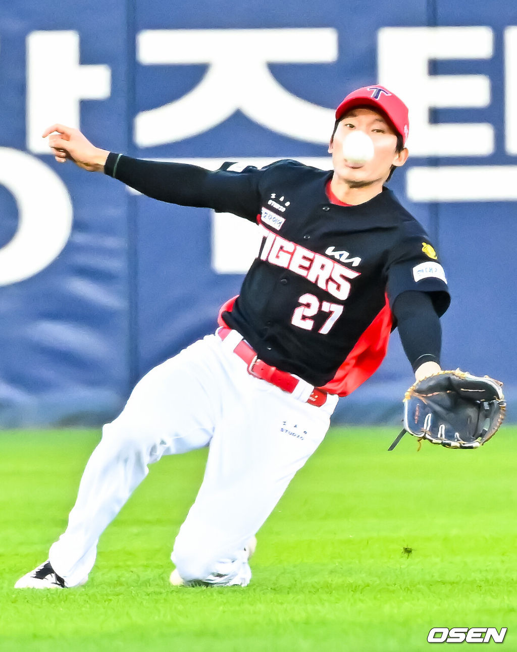 30일 서울 잠실야구장에서 ‘2026 신한 SOL Bank KBO리그’ LG 트윈스와 KIA 타이거즈의 경기가 열렸다.이날 LG는 송승기, KIA는 올러를 선발로 내세웠다.8회말 2사 주자 1,2루 대타로 나온 LG 박동원의 중견수 플라이 타구를 KIA 중견수 김호령이 몸을 날려 잡아내고 있다. 2026.05.30 / rumi@osen.co.kr