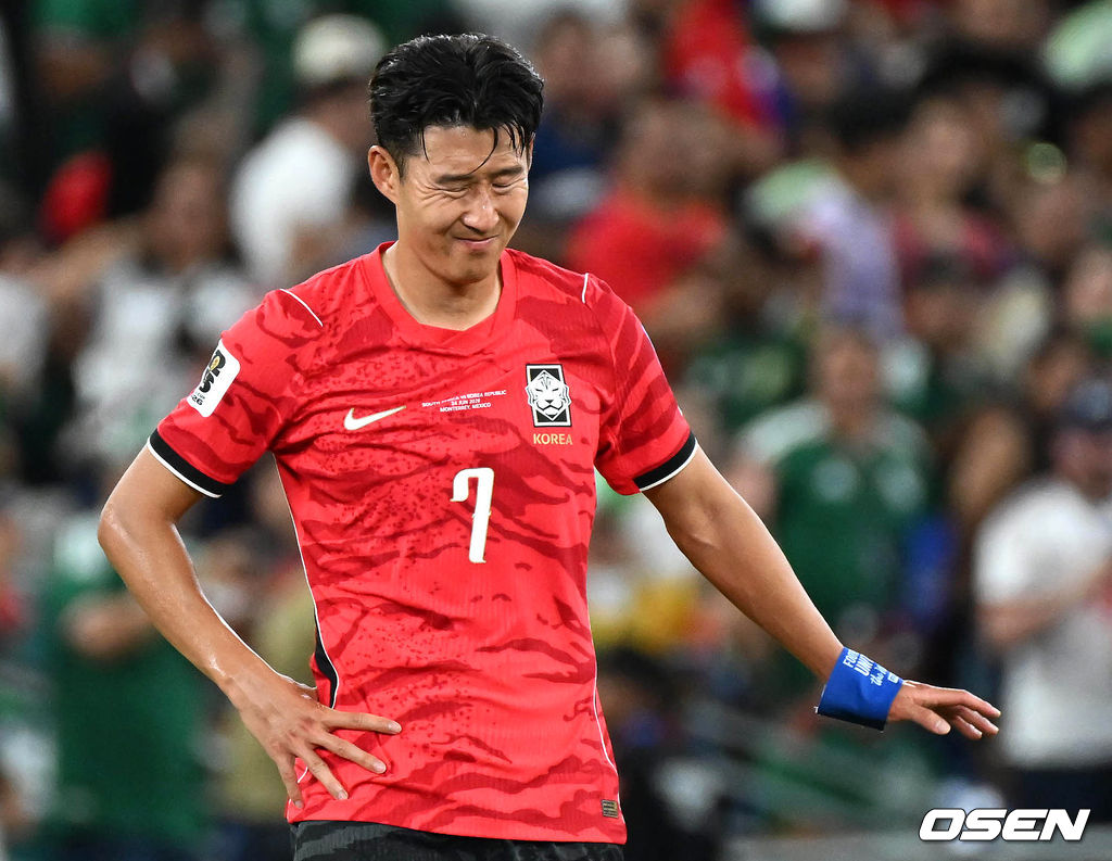 홍명보 감독이 이끄는 대한민국 축구대표팀은 25일(이하 한국시간) 오전 10시 멕시코 몬테레이 스타디움에서 개최된 2026 국제축구연맹(FIFA) 북중미 월드컵 조별리그 A조 최종전에서 남아프리카공화국에게 0-1 충격패를 당했다. 1승2패가 된 한국은 A조 3위로 밀리며 32강 자력진출에 실패했다. 한국은 나머지 조들의 상황을 따져보고 32강에 진출할 가능성은 남아있다.경기 종료 후 대한민국 손흥민이 패배에 아쉬워하고 있다. 2026.06.25 /sunday@osen.co.kr
