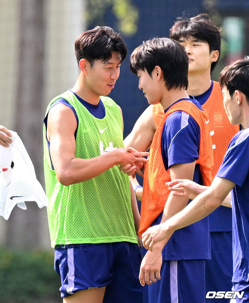 홍명보 감독이 이끄는 대한민국 축구국가대표팀이 26일(한국시각) 멕시코 과달라하라 인근 사포판의 치바스 베르데 바예에서 훈련을 진행했다.대한민국은 1승 2패(승점 3)로 조 3위에 머물렀다. 자력으로 32강에 오를 기회를 놓쳤고, 이제는 다른 조 경기 결과를 기다려야 하는 처지가 됐다.대한민국 손흥민이 배준호를 격려하고 있다. 2026.06.26 /sunday@osen.co.kr