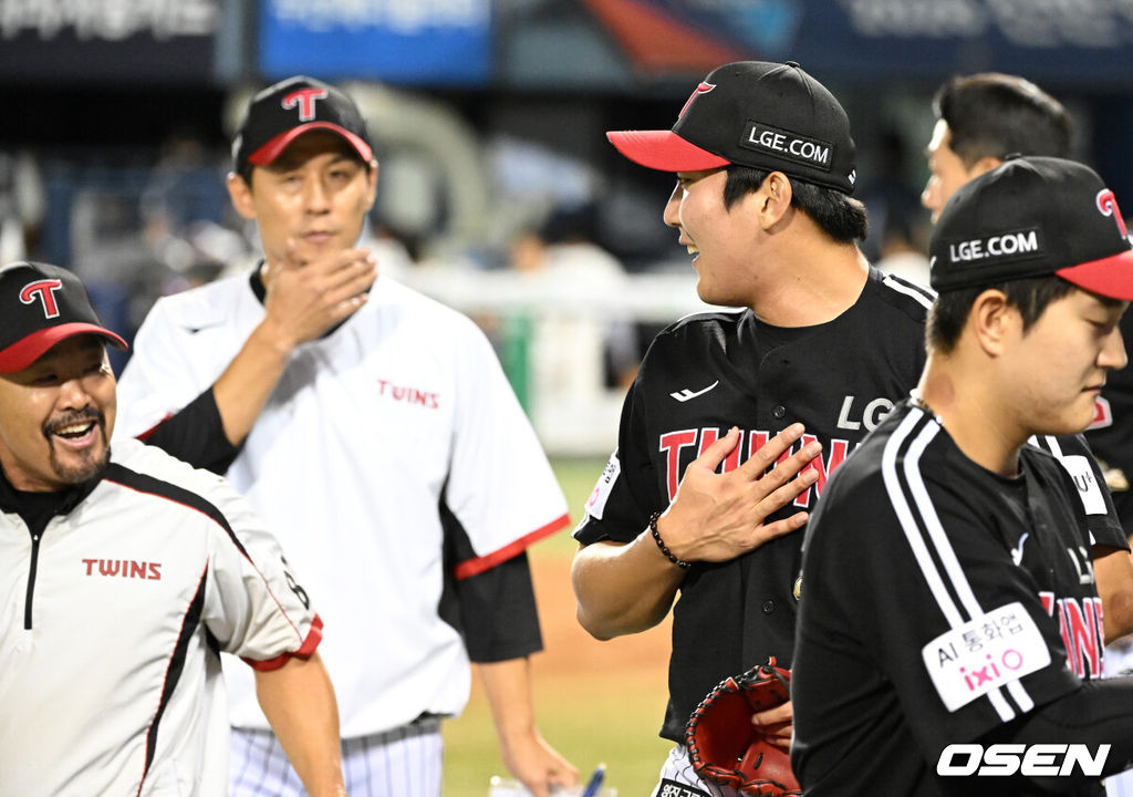 LG는 3일 서울 잠실야구장에서 열린 2026 신한 SOL KBO리그 정규시즌 두산과의 경기에서 1-0으로 승리했다.경기 종료 후 LG 손주영이 김용일 코치와 이야기를 나누고 있다. 2026.09.03 /sunday@osen.co.kr