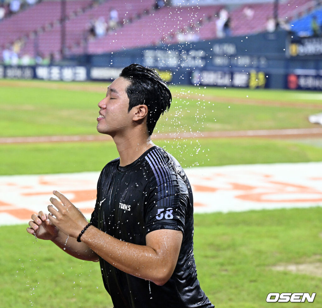 LG는 3일 서울 잠실야구장에서 열린 2026 신한 SOL KBO리그 정규시즌 두산과의 경기에서 1-0으로 승리했다.경기 종료 후 첫 승을 거둔 LG 박시원이 동료들에게 축하 받고 있다. 2026.09.03 /sunday@osen.co.kr