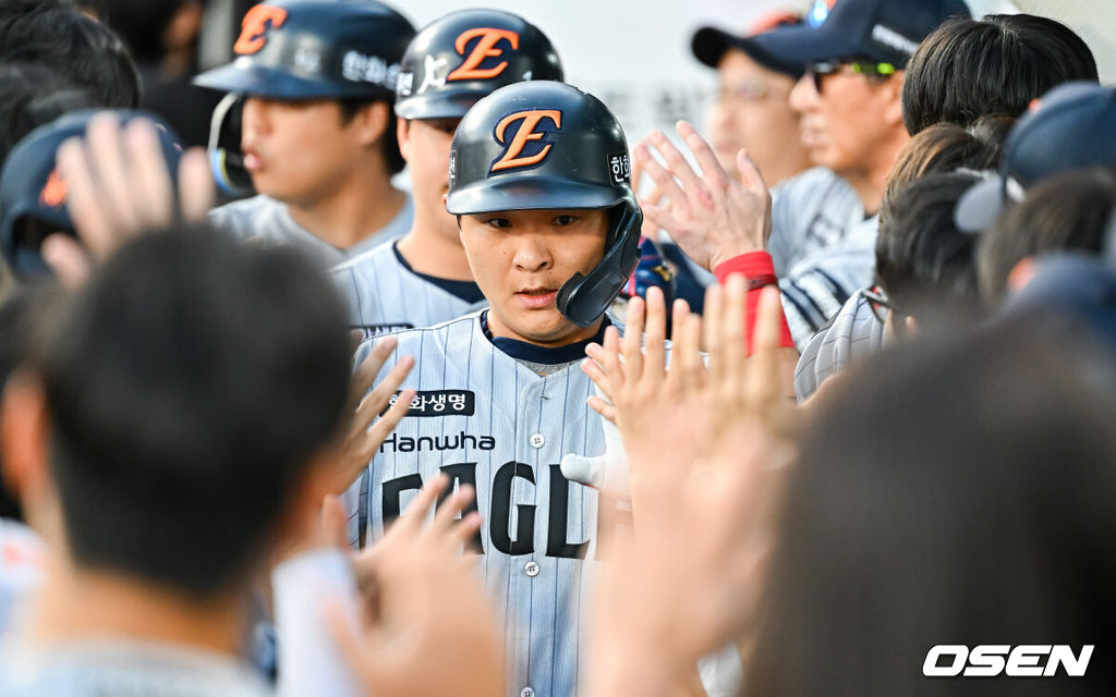 3일 오후 수원KT위즈 파크에서 2026 신한 SOL KBO리그 KT 위즈와 한화 이글스의 경기가 진행됐다.이날 KT는 고영표를, 한화는 왕옌청을 선발투수로 내세웠다.1회초 1사 1,2루 한화 김태연이 3점 홈런을 날리고 동료들의 축하를 받고 있다. 2026.09.03 / soul1014@osen.co.kr