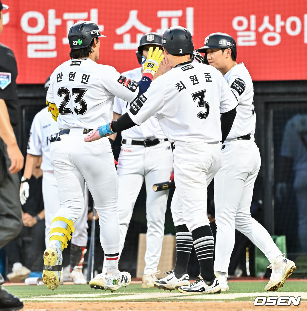 3일 오후 수원KT위즈 파크에서 2026 신한 SOL KBO리그 KT 위즈와 한화 이글스의 경기가 진행됐다.이날 KT는 고영표를, 한화는 왕옌청을 선발투수로 내세웠다.1회초 무사 1,2루 KT 안현민이 3점 홈런을 날리고 홈을 밟고 있다. 2026.09.03 / soul1014@osen.co.kr