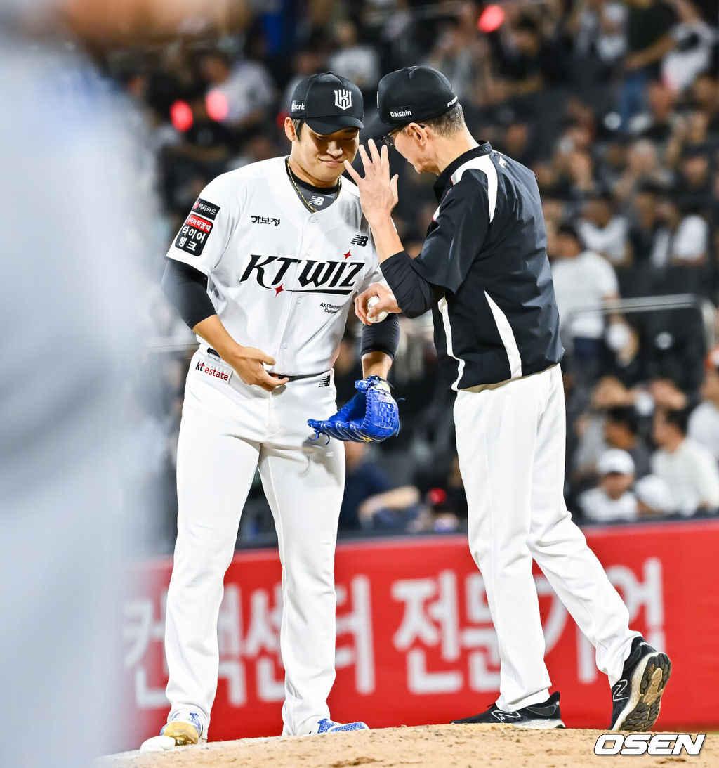 3일 오후 수원KT위즈 파크에서 2026 신한 SOL KBO리그 KT 위즈와 한화 이글스의 경기가 진행됐다.이날 KT는 고영표를, 한화는 왕옌청을 선발투수로 내세웠다.8회초 2사 2루 KT 이강철 감독이 마운드에 올라 박영현 투수를 교체투입 시키며 이야기하고 있다. 2026.09.03 / soul1014@osen.co.kr
