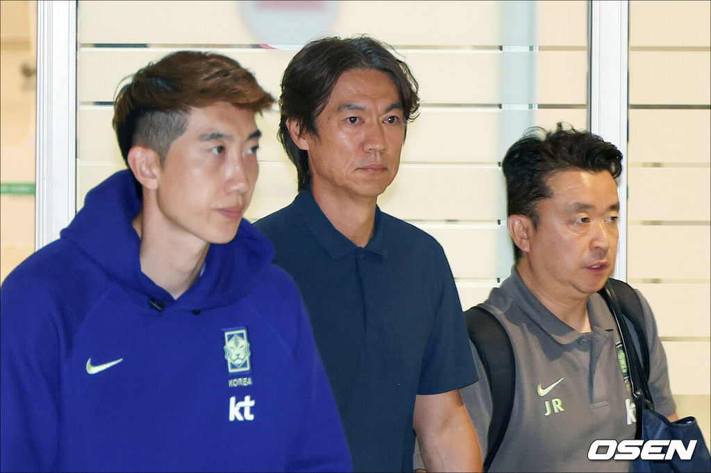 32강 진출에 실패한 대한민국 축구대표팀 중 홍명보 감독을 비롯해 김민재, 황희찬, 설영우, 이강인 등 선수 8명이 30일 새벽  인천국제공항을 통해 귀국했다. 손흥민 등 나머지 선수들은 쪼개져서 각자 귀국한다. 대표팀 귀국 본진은 30일 새벽 인천공항에 도착한다.홍명보 감독과 일부 대표팀 선수들이 입국하고 있다. 2026.06.30 / rumi@osen.co.kr