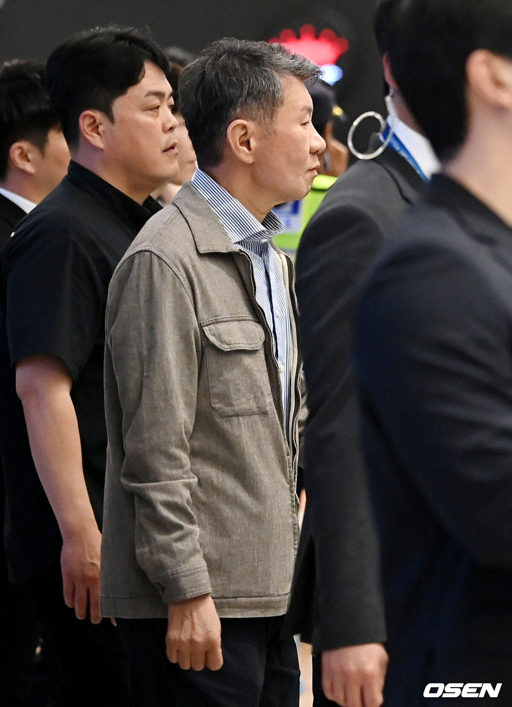 32강 진출에 실패한 대한민국 축구대표팀 중 홍명보 감독을 비롯해 김민재, 황희찬, 설영우, 이강인 등 선수 8명이 30일 새벽  인천국제공항을 통해 귀국했다. 손흥민 등 나머지 선수들은 쪼개져서 각자 귀국한다. 대표팀 귀국 본진은 30일 새벽 인천공항에 도착한다.정몽규 회장이 입국하고 있다. 2026.06.30 / rumi@osen.co.kr