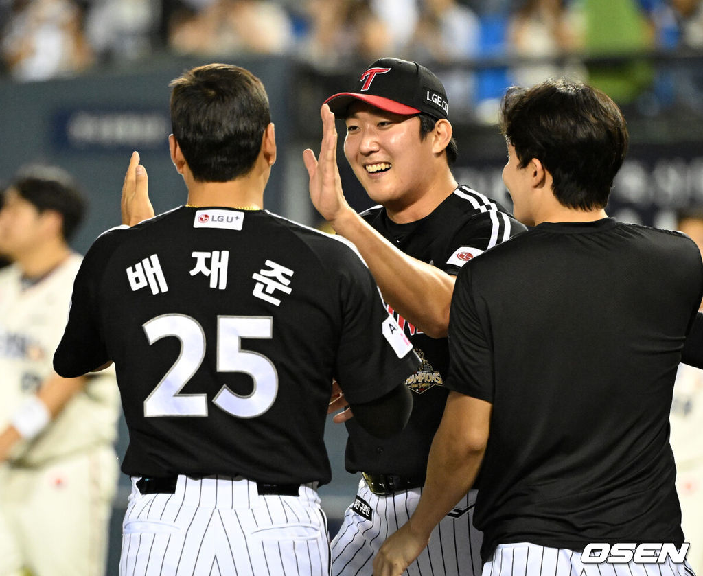 LG는 3일 서울 잠실야구장에서 열린 2026 신한 SOL KBO리그 정규시즌 두산과의 경기에서 1-0으로 승리했다.경기 종료 후 LG 손주영이 동료들과 승리의 기쁨을 나누고 있다. 2026.09.03 /sunday@osen.co.kr