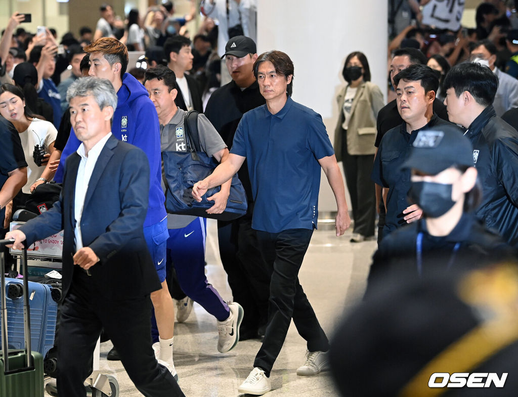 32강 진출에 실패한 대한민국 축구대표팀 중 홍명보 감독을 비롯해 김민재, 황희찬, 설영우, 이강인 등 선수 8명이 30일 새벽 인천국제공항을 통해 귀국했다. 손흥민 등 나머지 선수들은 쪼개져서 각자 귀국한다. 대표팀 귀국 본진은 30일 새벽 인천공항에 도착한다.홍명보 감독과 대표팀 선수들이 입국하고 있다. 2026.06.30 / rumi@osen.co.kr