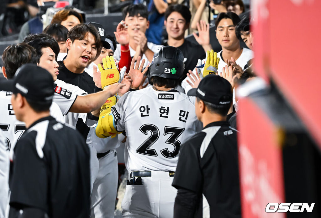 3일 오후 수원KT위즈 파크에서 2026 신한 SOL KBO리그 KT 위즈와 한화 이글스의 경기가 진행됐다.이날 KT는 고영표를, 한화는 왕옌청을 선발투수로 내세웠다.3회말 2사 KT 안현민이 솔로홈런을 날리고 동료들의 축하를 받고 있다. 2026.09.03 / soul1014@osen.co.kr
