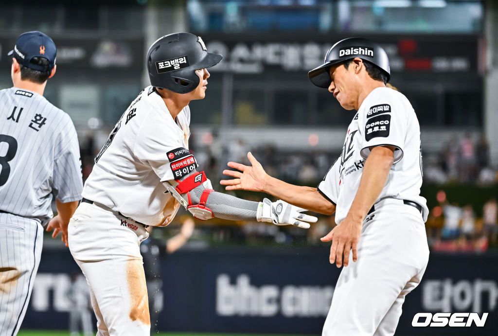 3일 오후 수원KT위즈 파크에서 2026 신한 SOL KBO리그 KT 위즈와 한화 이글스의 경기가 진행됐다.이날 KT는 고영표를, 한화는 왕옌청을 선발투수로 내세웠다.5회말 1사 1루 KT 대타 장진혁이 동점 1타점 적시 3루타를 날리고 최만호 코치와 하이파이브를 하고 있다 2026.09.03 / soul1014@osen.co.kr