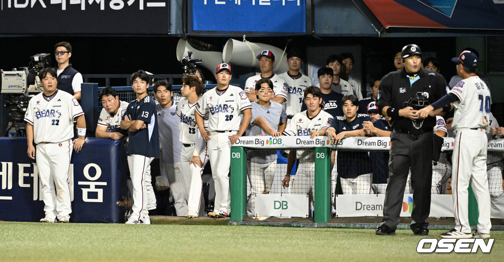 LG는 3일 서울 잠실야구장에서 열린 2026 신한 SOL KBO리그 정규시즌 두산과의 경기에서 1-0으로 승리했다.9회말 2사 2,3루에서 두산 박지훈의 땅볼 때 김원형 감독이 비디오판독을 요청하고 있다. 2026.09.03 /sunday@osen.co.kr
