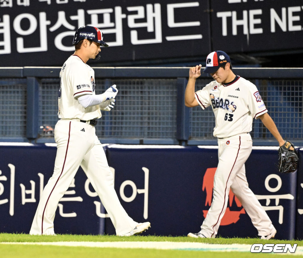 3일 서울 잠실야구장에서 KBO리그 두산 베어스와 LG 트윈스의 경기가 열렸다.두산은 곽빈, LG는 박시원을 선발로 내세웠다.8회말 2사 1,3루에서 두산 강승호가 외야플라이로 물러나며 아쉬워하고 있다. 2026.09.03 /sunday@osen.co.kr