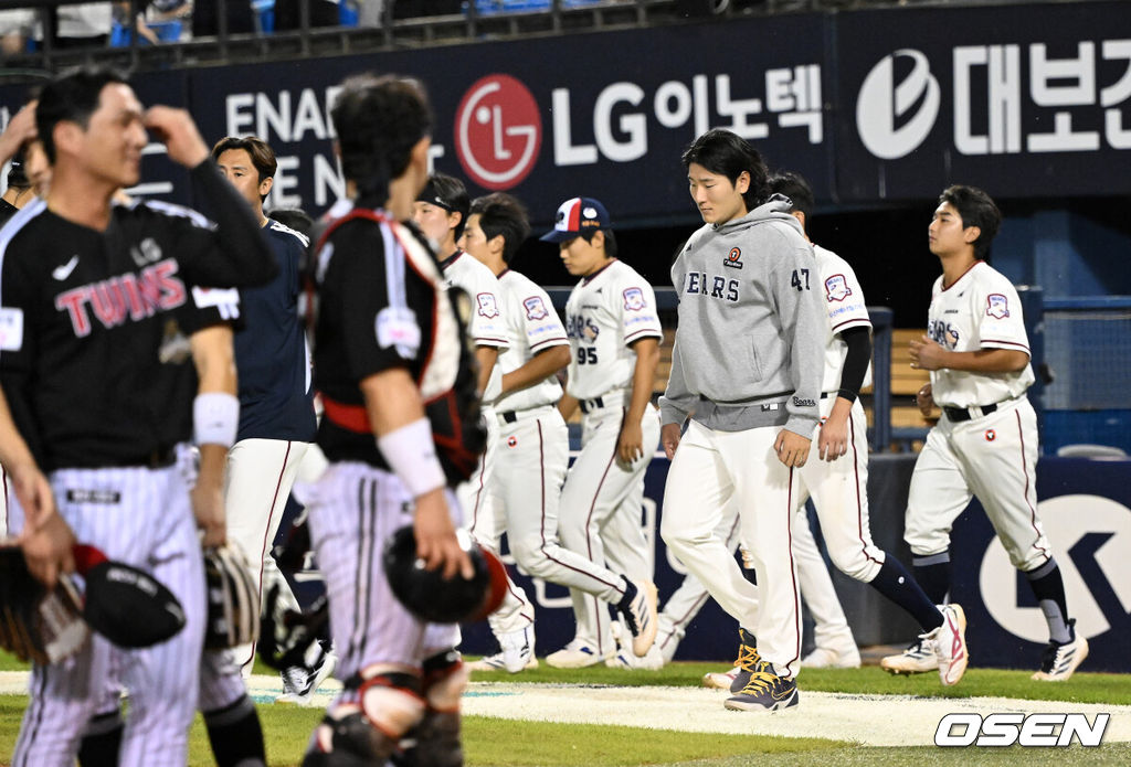 LG는 3일 서울 잠실야구장에서 열린 2026 신한 SOL KBO리그 정규시즌 두산과의 경기에서 1-0으로 승리했다.경기 종료 후 두산 선수들이 패배에 아쉬워하고 있다. 2026.09.03 /sunday@osen.co.kr