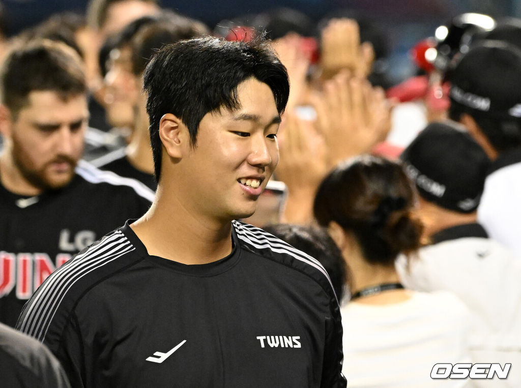 LG는 3일 서울 잠실야구장에서 열린 2026 신한 SOL KBO리그 정규시즌 두산과의 경기에서 1-0으로 승리했다.경기 종료 후 LG 박시원이 승리의 기쁨을 나누고 있다. 2026.09.03 /sunday@osen.co.kr