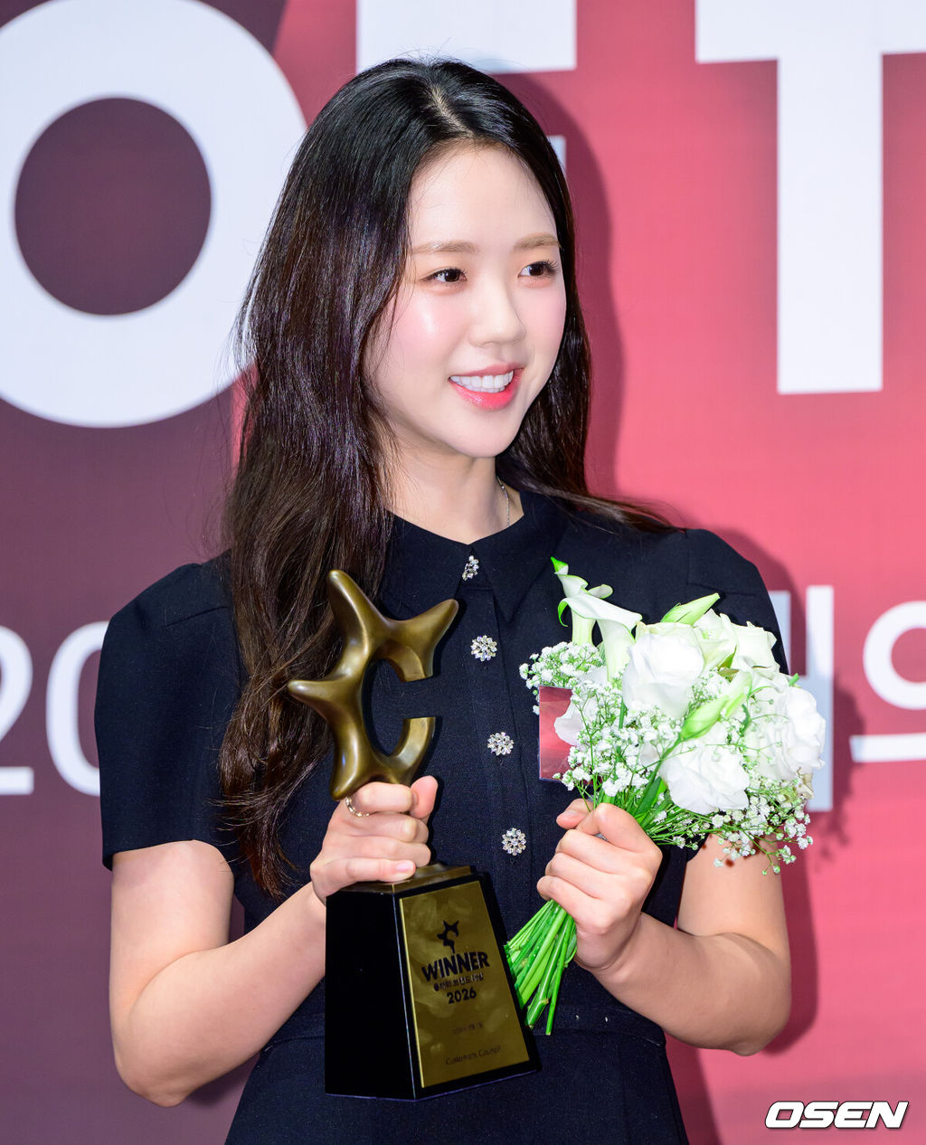 2026 올해의 브랜드 대상 시상식이 1일 서울 중구 장충동 서울신라호텔에서 열렸다.올해로 24회를 맞은 '올해의 브랜드 대상'은 한국소비자브랜드위원회가 주최하고 한국소비자포럼 등이 주관하는 국내 최대 규모의 브랜드 어워즈로, 매년 대국민 소비자 투표를 통해 한 해를 빛낸 브랜드와 인물을 선정한다.여자 엔터테이너 부문 배우 지예은이 포즈를 취하고 있다. 2026.09.01 / jpnews@osen.co.kr