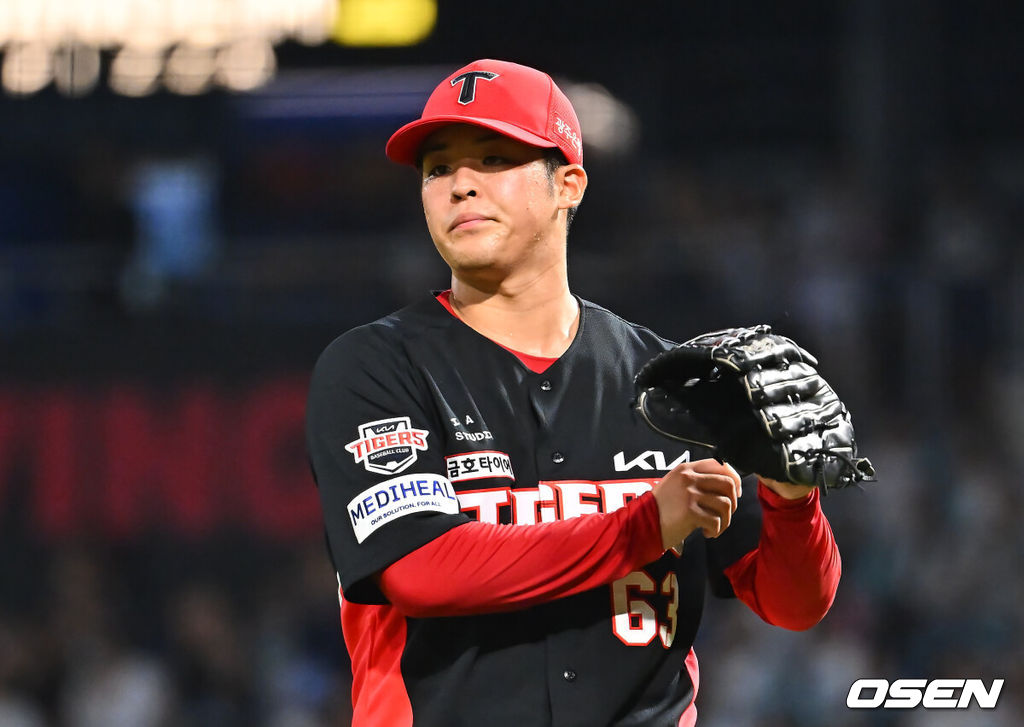 2일 창원NC파크에서 2026 신한 SOL KBO 리그 NC 다이노스와 KIA 타이거즈의 경기가 열렸다. 홈팀 NC는 토다가, 방문팀 KIA는 시라카와가 선발 출전했다. KIA 타이거즈 선발투수 시라카와가 3회말 수비를 무실점으로 막고 더그아웃으로 들어가고 있다. 2026.09.02 / foto0307@osen.co.kr