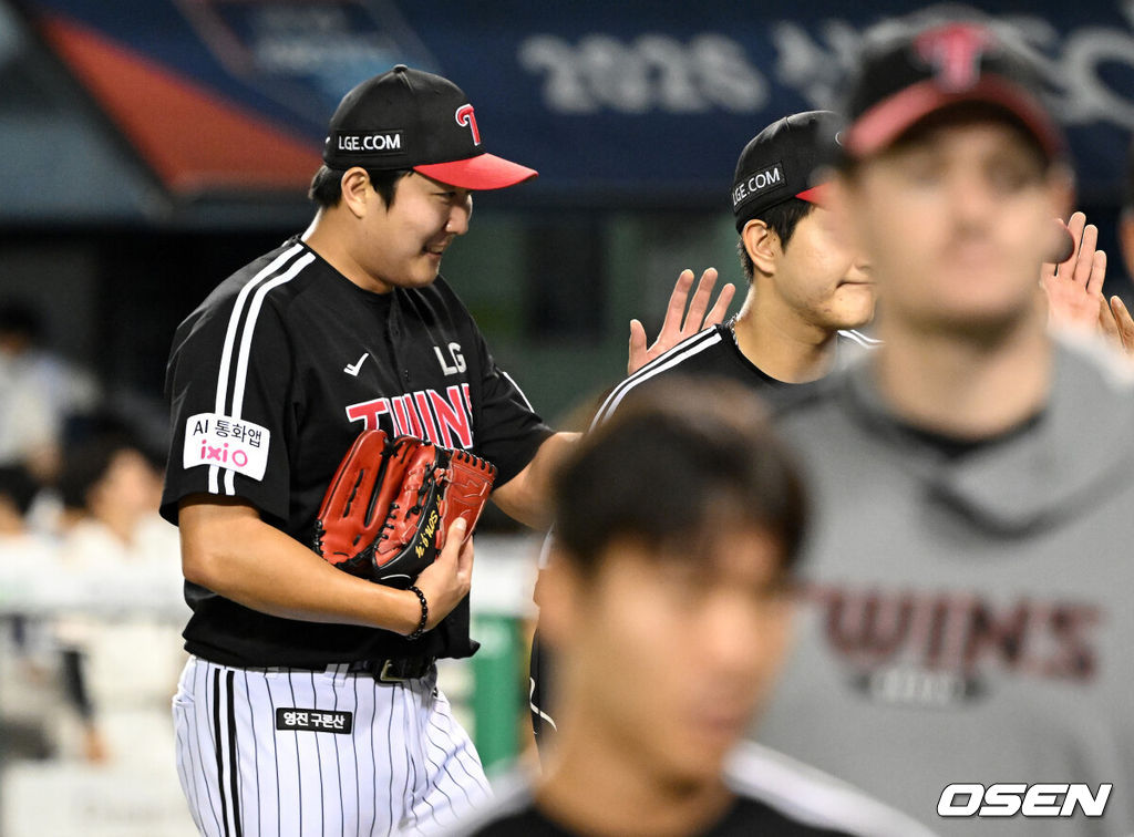LG는 3일 서울 잠실야구장에서 열린 2026 신한 SOL KBO리그 정규시즌 두산과의 경기에서 1-0으로 승리했다.경기 종료 후 LG 손주영이 승리의 기쁨을 나누고 있다. 2026.09.03 /sunday@osen.co.kr