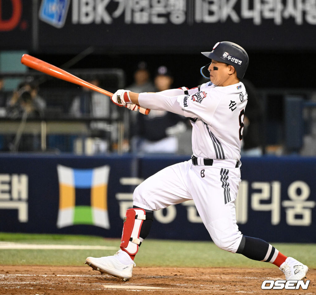 21일 서울 잠실야구장에서 2026 신한 SOL KBO리그 두산 베어스와 NC 다이노스의 경기가 열렸다.이날 두산은 벤자민, NC는 토다를 선발로 내세웠다.5회말 2사에서 두산 손아섭이 우전 2루타를 치고 있다. 2026.05.21 /sunday@osen.co.kr