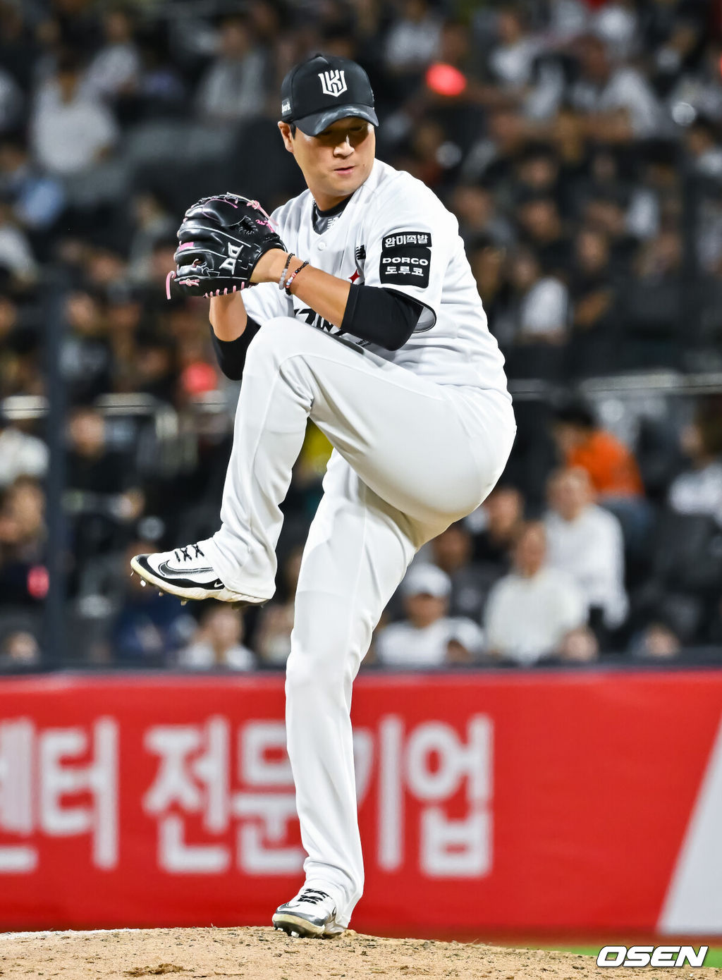 3일 오후 수원KT위즈 파크에서 2026 신한 SOL KBO리그 KT 위즈와 한화 이글스의 경기가 진행됐다.이날 KT는 고영표를, 한화는 왕옌청을 선발투수로 내세웠다.8회초 KT 우규민 투수가 역투하고 있다. 2026.09.03 / soul1014@osen.co.kr