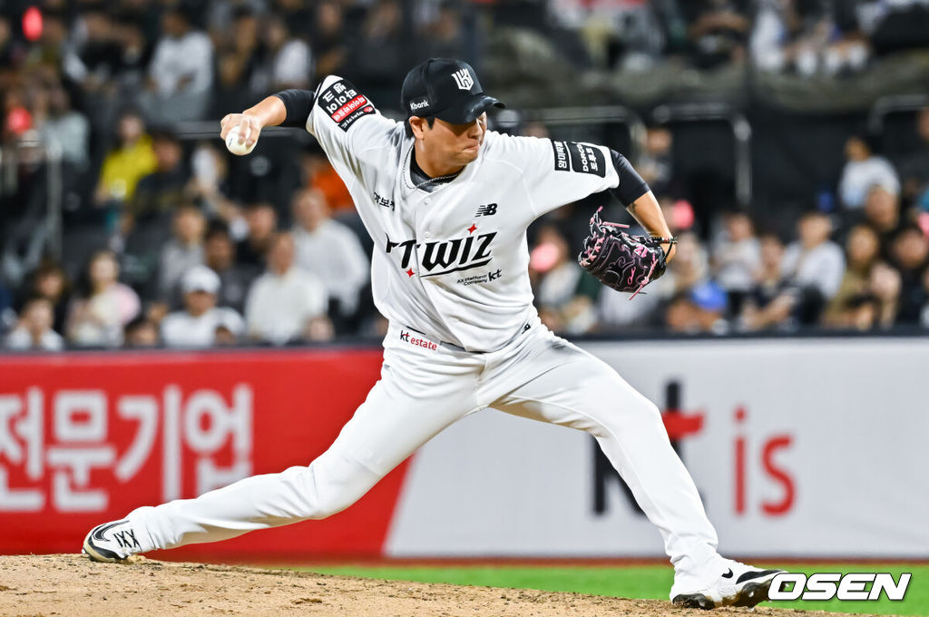 3일 오후 수원KT위즈 파크에서 2026 신한 SOL KBO리그 KT 위즈와 한화 이글스의 경기가 진행됐다.이날 KT는 고영표를, 한화는 왕옌청을 선발투수로 내세웠다.8회초 KT 우규민 투수가 역투하고 있다. 2026.09.03 / soul1014@osen.co.kr