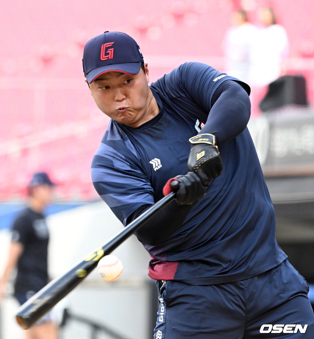 26일 광주-기아 챔피언스필드에서 2026 신한 SOL KBO리그 KIA 타이거즈와 롯데 자이언츠의 경기가 열렸다.이날 KIA는 황동하, 롯데는 로드리게스를 선발로 내세웠다.경기에 앞서 롯데 한동희가 타격훈련을 하고 있다. 2026.08.26 /sunday@osen.co.kr