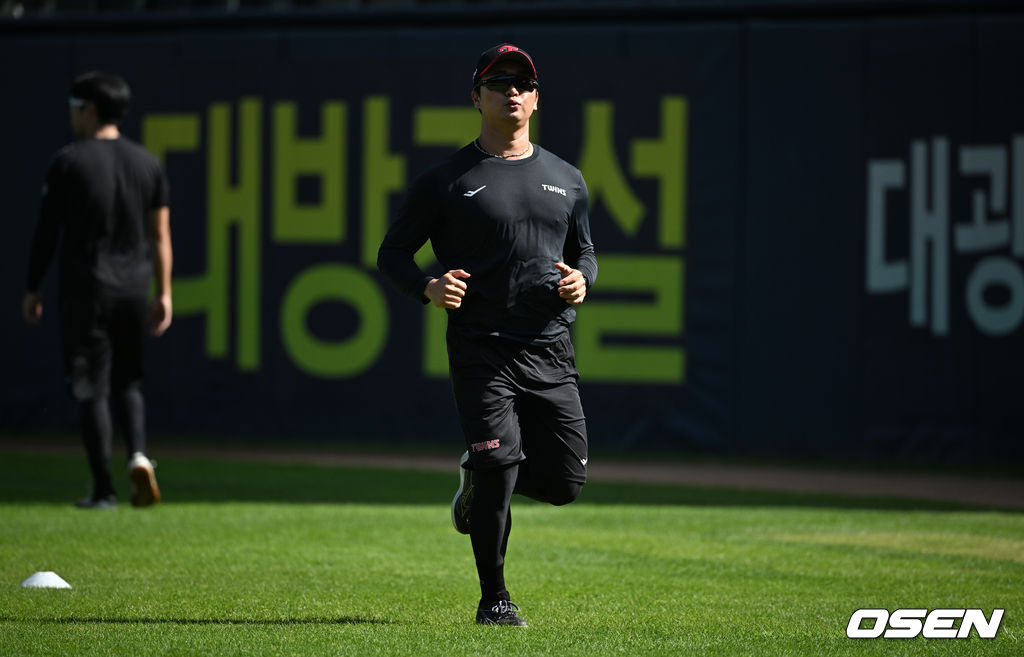 4일 서울 잠실야구장에서 KBO리그 LG 트윈스와 삼성 라이온즈의 경기가 열린다.이날 LG는 카라스코를 삼성은 페덱을 선발로 내세웠다.LG 고우석이 러닝을 하고 있다. 2026.09.04 /cej@osen.co.kr