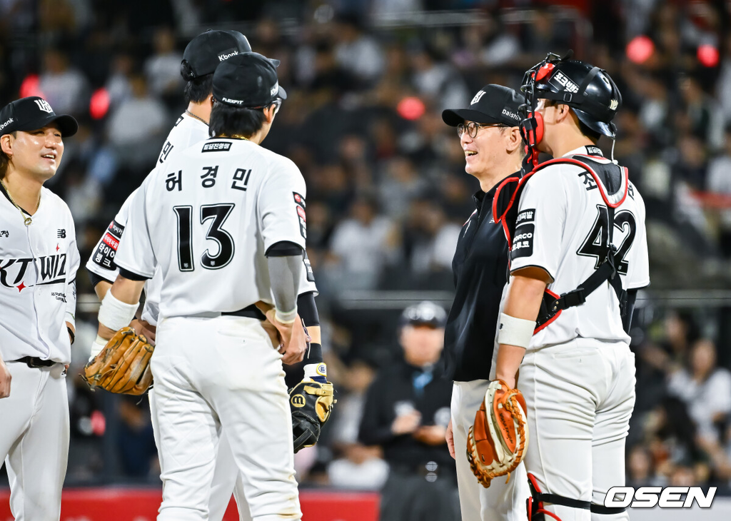 3일 오후 수원KT위즈 파크에서 2026 신한 SOL KBO리그 KT 위즈와 한화 이글스의 경기가 진행됐다.이날 KT는 고영표를, 한화는 왕옌청을 선발투수로 내세웠다.8회초 2사 2루 KT 이강철 감독이 마운드에 올라 우규민을 교체하고 있다. 2026.09.03 / soul1014@osen.co.kr