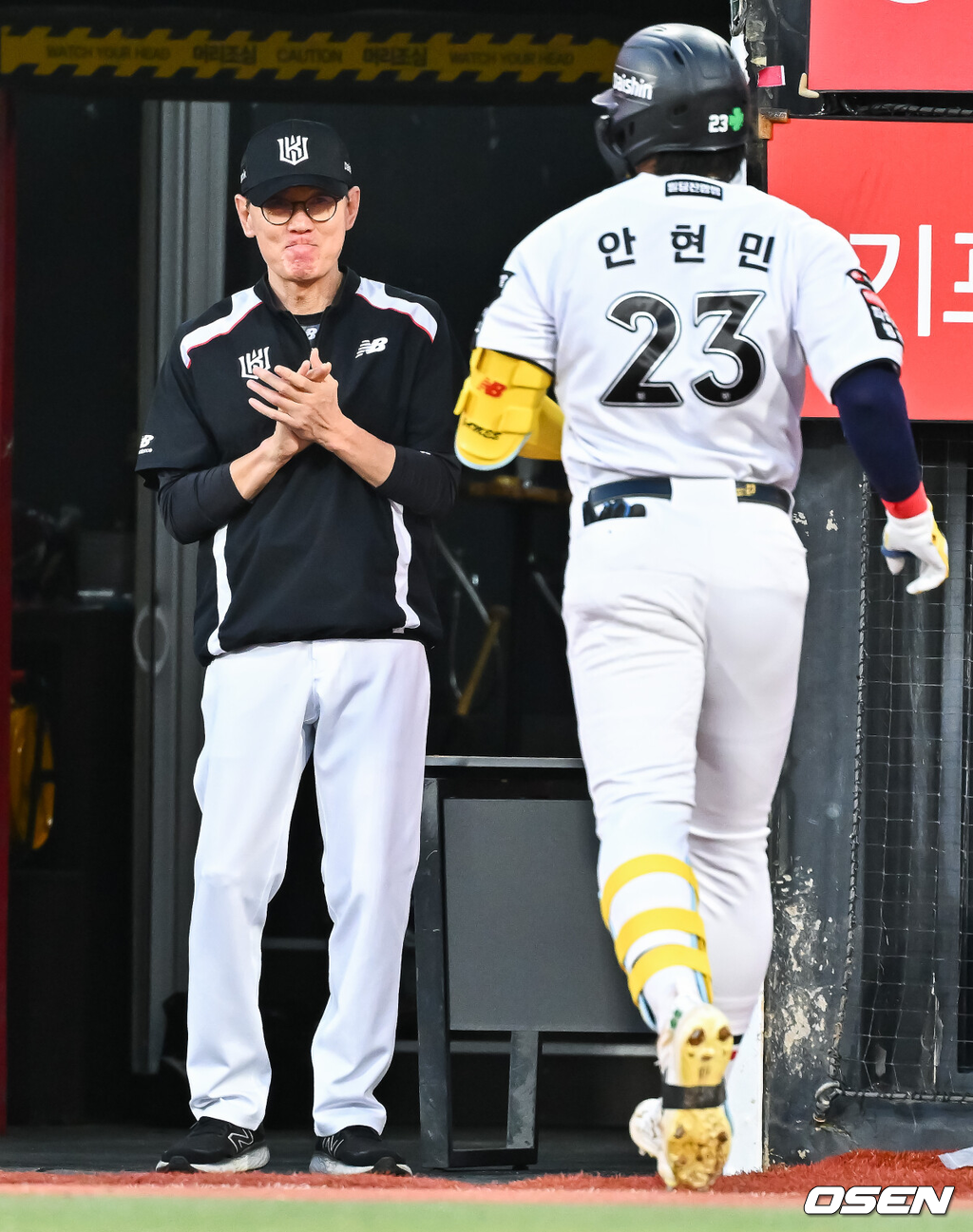 3일 오후 수원KT위즈 파크에서 2026 신한 SOL KBO리그 KT 위즈와 한화 이글스의 경기가 진행됐다.이날 KT는 고영표를, 한화는 왕옌청을 선발투수로 내세웠다.1회초 무사 1,2루 KT 안현민이 3점 홈런을 날리고 이강철 감독의 축하를 받고 있다. 2026.09.03 / soul1014@osen.co.kr