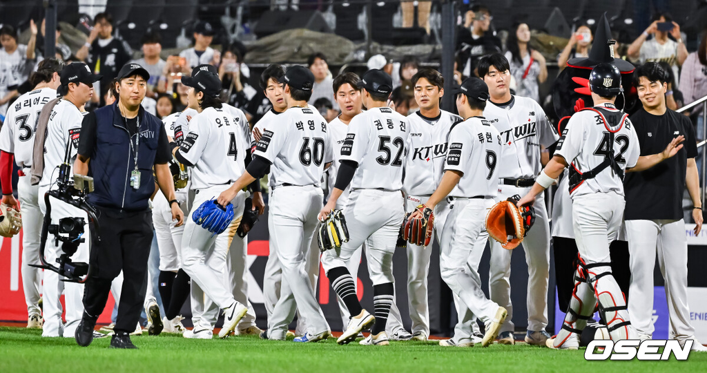 OSEN=수원, 박준형 기자] 프로야구 KT 위즈가 한화 이글스를 9연패를 몰아넣고 1위 자리를 탈환했다.이강철 감독이 이끄는 KT는 3일 수원케이티위즈파크에서 열린 2026 신한 SOL KBO리그 한화 이글스와의 홈경기에서 13-11 승리를 거두고 한화전을 싹쓸이했다. 3연승을 거둔 KT는 69승43패3무로 7연승이 끊긴 삼성(70승45패3무)를 제치고 다시 1위로 올라섰다.경기종료 후 1위 탈환한 KT 선수들이 승리의 기쁨을 나누고 있다. 2026.09.03 / soul1014@osen.co.kr