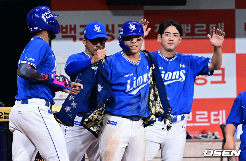 26일 서울 고척스카이돔에서 ‘2026 신한 SOL Bank KBO리그’ 키움 히어로즈와 삼성 라이온즈의 경기가 열렸다.홈팀 키움은 박준현, 방문팀 삼성은 최원태를 선발로 내세웠다.5회초 무사 만루 상황 삼성 김영웅이 달아나는 우중간 만루 홈런을 날리고 홈을 밟은 뒤 홈런 세리머니를 펼치고 있다. 2026.08.26 / dreamer@osen.co.kr
