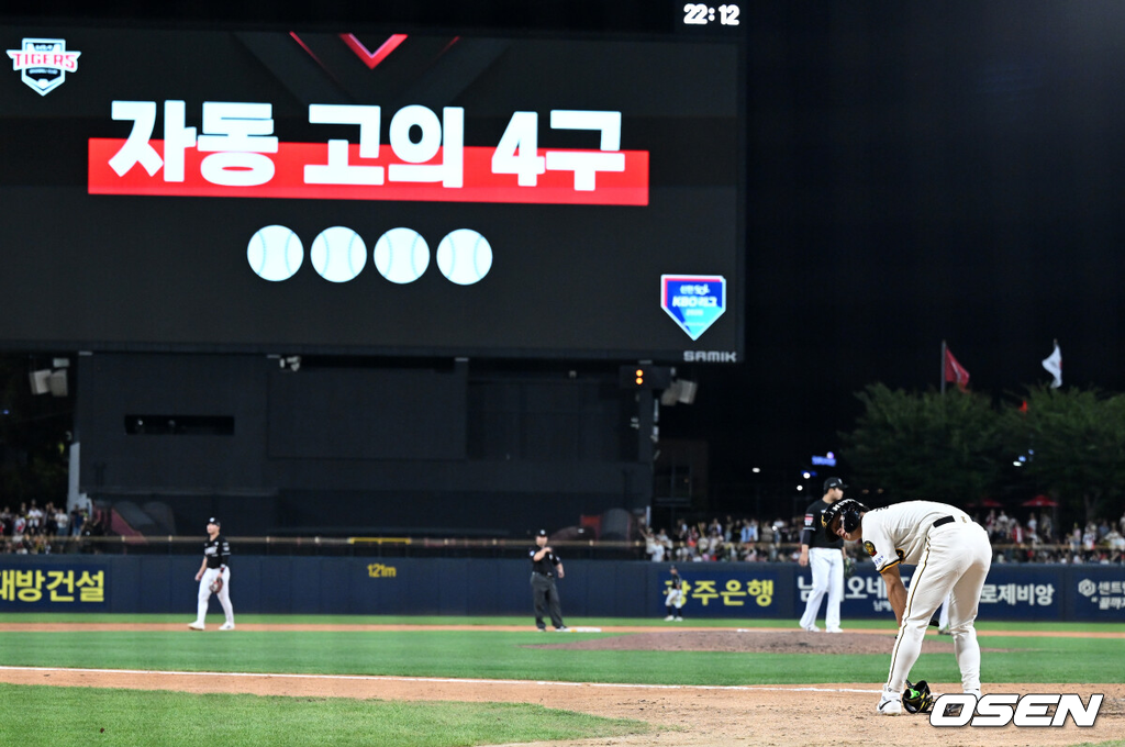 4일 광주-기아 챔피언스필드에서 2026 신한 SOL KBO리그 KIA 타이거즈와 KT 위즈의 경기가 열렸다.이날 KIA는 배제성, KT는 올러를 선발로 내세웠다.9회말 2사 3루에서 KIA 김도영이 고의4구로 출루하고 있다. 2026.09.04 /sunday@osen.co.kr