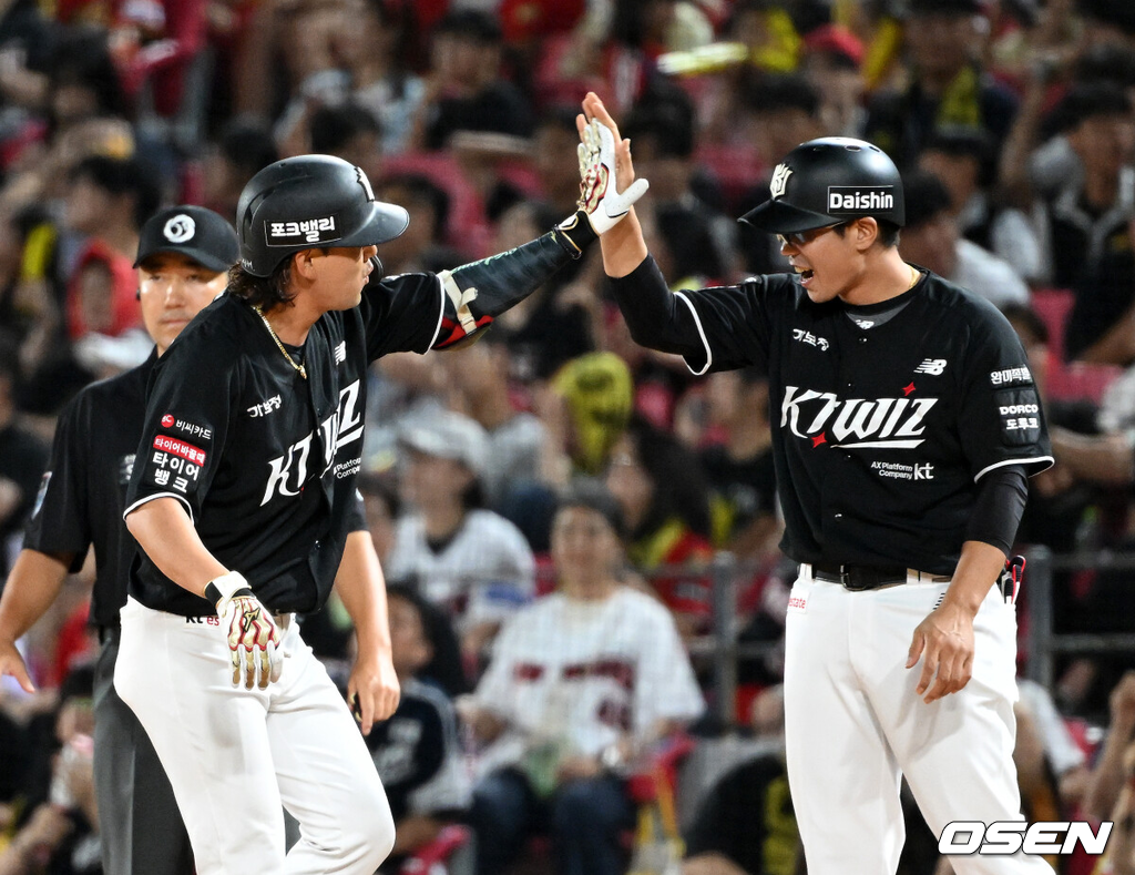 4일 광주-기아 챔피언스필드에서 2026 신한 SOL KBO리그 KIA 타이거즈와 KT 위즈의 경기가 열렸다.이날 KIA는 배제성, KT는 올러를 선발로 내세웠다.7회초 2사 만루에서 KT 김상수가 우중간 2타점 적시타를 치고 환호하고 있다. 2026.09.04 /sunday@osen.co.kr