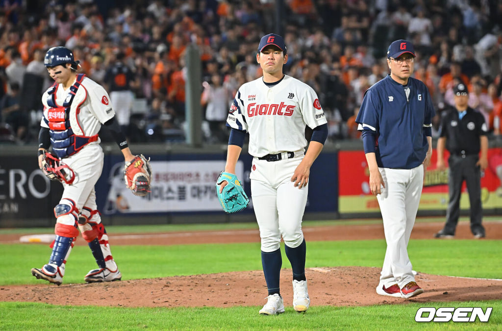 4일 부산 사직야구장에서 2026 신한 SOL KBO 리그 롯데 자이언츠와 한화 이글스의 경기가 열렸다. 홈팀 롯데는 김진욱이, 방문팀 한화는 박준영이 선발 출전했다.롯데 자이언츠 선발 투수 김진욱이 5회초 교체되고 있다. 2026.09.04 / foto0307@osen.co.kr