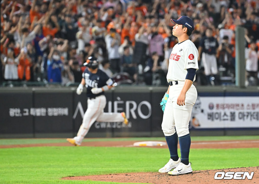 4일 부산 사직야구장에서 2026 신한 SOL KBO 리그 롯데 자이언츠와 한화 이글스의 경기가 열렸다. 홈팀 롯데는 김진욱이, 방문팀 한화는 박준영이 선발 출전했다.롯데 자이언츠 김진욱이 3회초 2사 1루 한화 이글스 노시환에게 좌월 2점 홈런을 맞고 아쉬워하고 있다. 2026.09.04 / foto0307@osen.co.kr