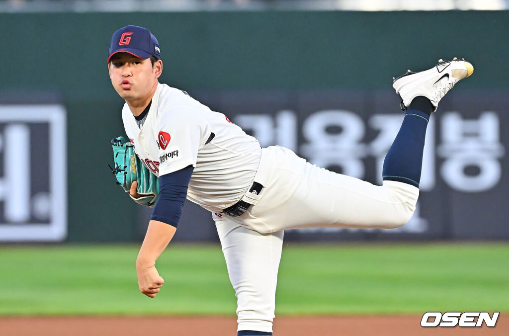 4일 부산 사직야구장에서 2026 신한 SOL KBO 리그 롯데 자이언츠와 한화 이글스의 경기가 열렸다. 홈팀 롯데는 김진욱이, 방문팀 한화는 박준영이 선발 출전했다.롯데 자이언츠 선발 투수 김진욱이 역투하고 있다. 2026.09.04 / foto0307@osen.co.kr
