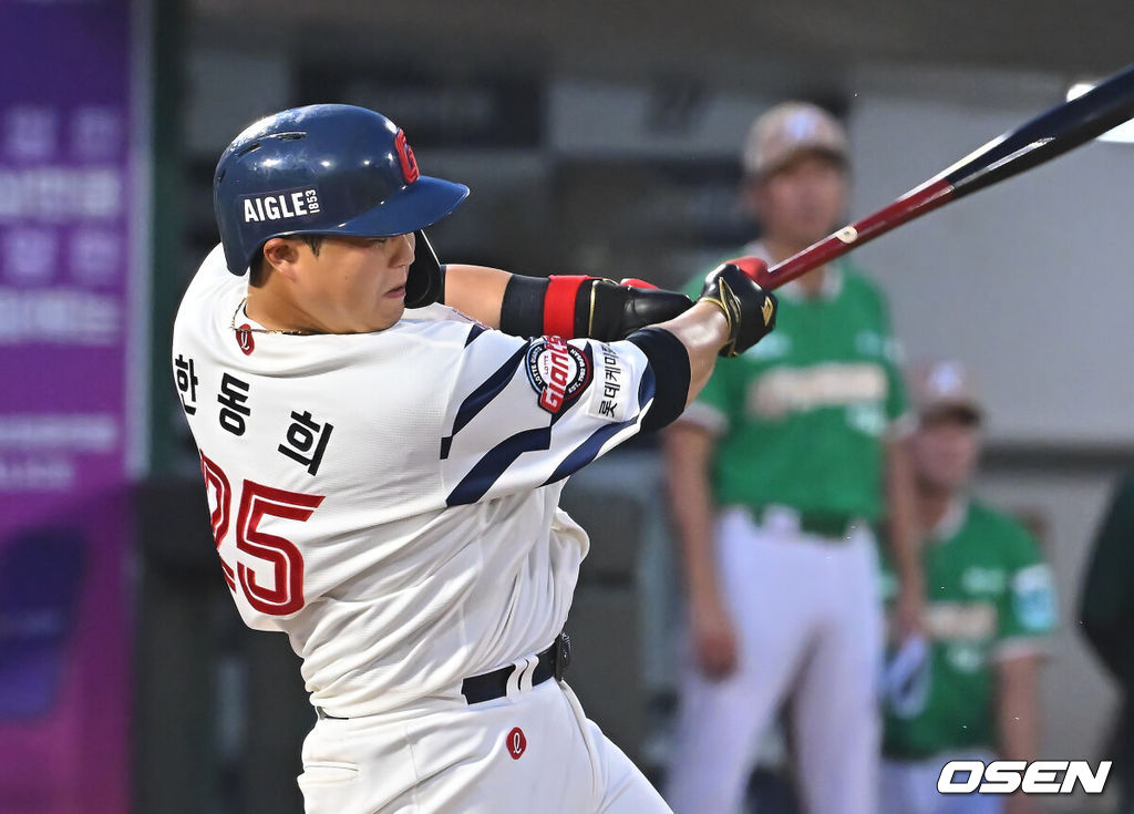 19일 부산 사직야구장에서 2026 신한 SOL KBO 리그 롯데 자이언츠와 키움 히어로즈의 경기가 열렸다. 홈팀 롯데는 로드리게스가, 방문팀 키움은 알칸타라가 선발 출전했다.롯데 자이언츠 한동희가 1회말 2사 2루 좌중간 1타점 안타를 치고 있다. 2026.08.19 / foto0307@osen.co.kr