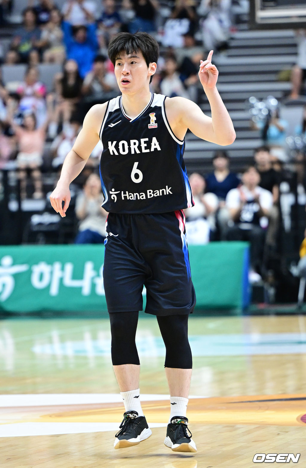 대한민국 남자농구 대표팀이 31일 오후 경기도 수원 KT 소닉붐 아레나에서 ‘2027 FIBA 농구 월드컵 아시아 예선’ F조 윈도우4 사우디아라비아와 맞대결을 펼쳤다.이번 월드컵 예선에서 3승 4패를 기록 중인 한국은 남은 경기에서 최대한 승수를 챙겨야 월드컵 본선 티켓을 따낼 수 있는 힘든 상황에 놓였다.1쿼터, 한국 이정현이 3점슛을 성공시킨 뒤 기뻐하고 있다. 2026.08.31 / dreamer@osen.co.kr