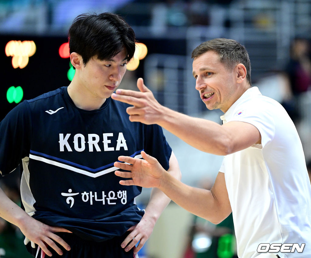 대한민국 남자농구 대표팀이 31일 오후 경기도 수원 KT 소닉붐 아레나에서 ‘2027 FIBA 농구 월드컵 아시아 예선’ F조 윈도우4 사우디아라비아와 맞대결을 펼쳤다.이번 월드컵 예선에서 3승 4패를 기록 중인 한국은 남은 경기에서 최대한 승수를 챙겨야 월드컵 본선 티켓을 따낼 수 있는 힘든 상황에 놓였다.경기를 앞두고 한국 이정현과 니콜라이스 마줄스 감독이 대화를 나누고 있다. 2026.08.31 / dreamer@osen.co.kr