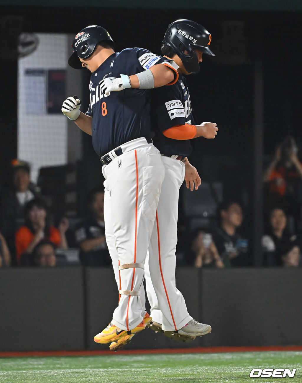 4일 부산 사직야구장에서 2026 신한 SOL KBO 리그 롯데 자이언츠와 한화 이글스의 경기가 열렸다. 홈팀 롯데는 김진욱이, 방문팀 한화는 박준영이 선발 출전했다.한화 이글스 노시환이 3회초 2사 1루 좌월 2점 홈런을 치고 강백호와 세리머니를 하고 있다. 2026.09.04 / foto0307@osen.co.kr