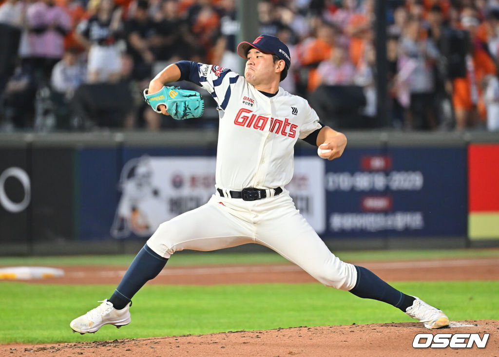 4일 부산 사직야구장에서 2026 신한 SOL KBO 리그 롯데 자이언츠와 한화 이글스의 경기가 열렸다. 홈팀 롯데는 김진욱이, 방문팀 한화는 박준영이 선발 출전했다.롯데 자이언츠 선발 투수 김진욱이 역투하고 있다. 2026.09.04 / foto0307@osen.co.kr