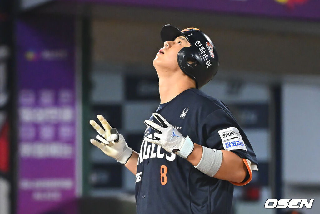 4일 부산 사직야구장에서 2026 신한 SOL KBO 리그 롯데 자이언츠와 한화 이글스의 경기가 열렸다. 홈팀 롯데는 김진욱이, 방문팀 한화는 박준영이 선발 출전했다.한화 이글스 노시환이 3회초 2사 1루 좌월 2점 홈런을 치고 세리머니를 하고 있다. 2026.09.04 / foto0307@osen.co.kr